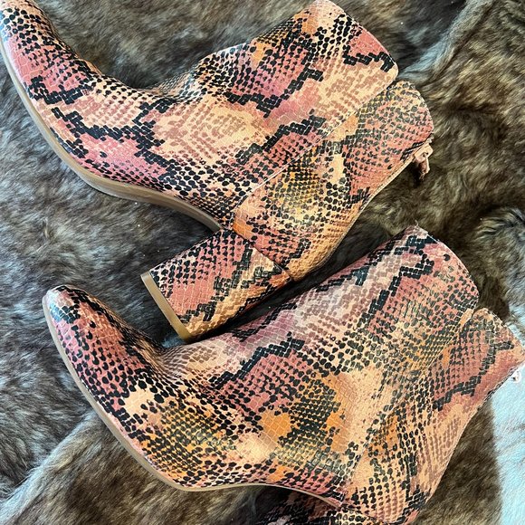 Old Navy snakeskin booties Sz 6 - Picture 1 of 5